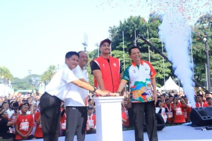 Menpora Dito Ariotedjo didampingi Pj Gubernur Aceh Achmad Marzuki dan Pj Gubernur Sumut Hasanudin, meluncurkan hitung mundur (count down) setahun menuju PON XXI 2024 Aceh-Sumut di Plaza Barat Kawasan GBK Senayan, Jakarta, Ahad (17/9). Foto: Kemenpora