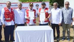 Pj Bupati Aceh Besar Muhammad Iswanto bersama Ketua PMI Aceh Besar Mawardi Ali menandatangani kerja sama pada Apel Siaga dalam rangka HUT PMI Ke-78, Ahad (17/9)