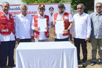 Pj Bupati Aceh Besar Muhammad Iswanto bersama Ketua PMI Aceh Besar Mawardi Ali menandatangani kerja sama pada Apel Siaga dalam rangka HUT PMI Ke-78, Ahad (17/9)