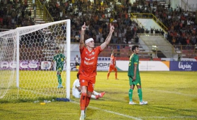 Pemain asing Persiraja Ricardo Pires merayakan gol yang dicetaknya ke gawang Sriwijaya FC di menit 45, dalam lanjutan Liga 2 Indonesia 2023-2024 di Stadion Harapan Bangsa Lhong Raya, Banda Aceh, Ahad malam (17/9)