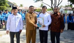 Rektor UIN Ar-Raniry Prof Dr Mujiburrahman menyerahkan daftar nama mahasiswa KPM kepada Sekda Aceh Besar Sulaimi yang melaksanakan Kuliah Pengabdian Masyarakat di halaman Kantor Camat, Blang Bintang, Senin (18/9)