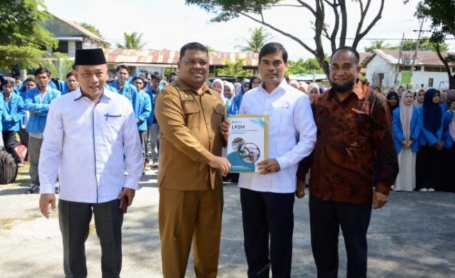 Rektor UIN Ar-Raniry Prof Dr Mujiburrahman menyerahkan daftar nama mahasiswa KPM kepada Sekda Aceh Besar Sulaimi yang melaksanakan Kuliah Pengabdian Masyarakat di halaman Kantor Camat, Blang Bintang, Senin (18/9)
