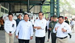 Presiden Jokowi bersama Menhan Prabowo Subianto saat meninjai PT Pindad di Bandung, Jawa Barat, Selasa (19/9). Foto: BPMI Setpres