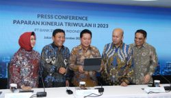 Direktur Utama BSI Hery Gunardi didampingi para direksi pada konferensi pers kinerja BSI triwulan II 2023 di Jakarta, Selasa (19/9)