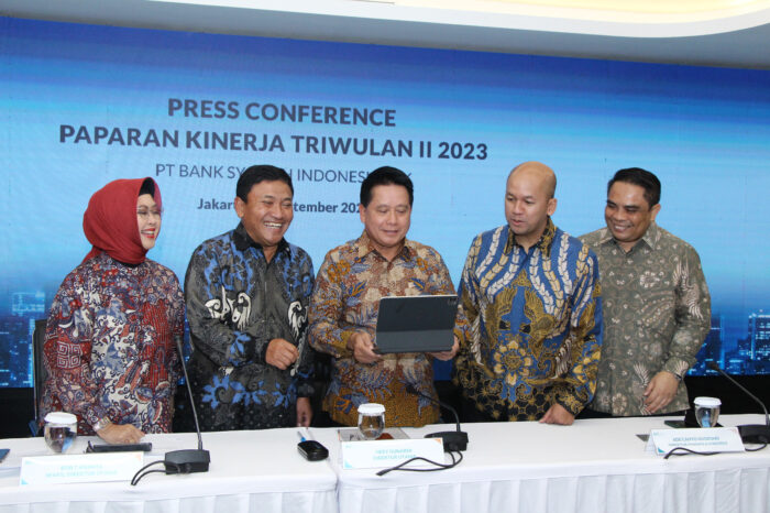 Direktur Utama BSI Hery Gunardi didampingi para direksi pada konferensi pers kinerja BSI triwulan II 2023 di Jakarta, Selasa (19/9) | INFOACEH.net Direktur Utama BSI Hery Gunardi didampingi para direksi pada konferensi pers kinerja BSI triwulan II 2023 di Jakarta, Selasa (19/9)