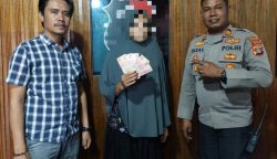 Personel Polsek Bandar dan Unit 2 Sat Intelkam Polres Bener Meriah mengamankan seorang wanita yang diduga menjadi pelaku pengedar uang palsu di Kecamatan Bandar, Rabu (20/9)