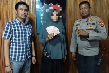 Personel Polsek Bandar dan Unit 2 Sat Intelkam Polres Bener Meriah mengamankan seorang wanita yang diduga menjadi pelaku pengedar uang palsu di Kecamatan Bandar, Rabu (20/9)