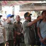 Kasat Pol PP-WH Aceh Besar Muhajir memberikan sosialisasi tentang identifikasi rokok ilegal kepada pedagang kios dan kedai kelontong yang berada di Lambaro, Kecamatan Ingin Jaya, Kamis (21/9)