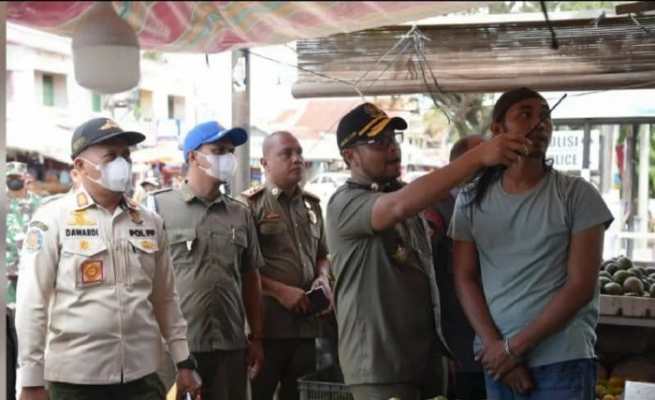 Kasat Pol PP-WH Aceh Besar Muhajir memberikan sosialisasi tentang identifikasi rokok ilegal kepada pedagang kios dan kedai kelontong yang berada di Lambaro, Kecamatan Ingin Jaya, Kamis (21/9)