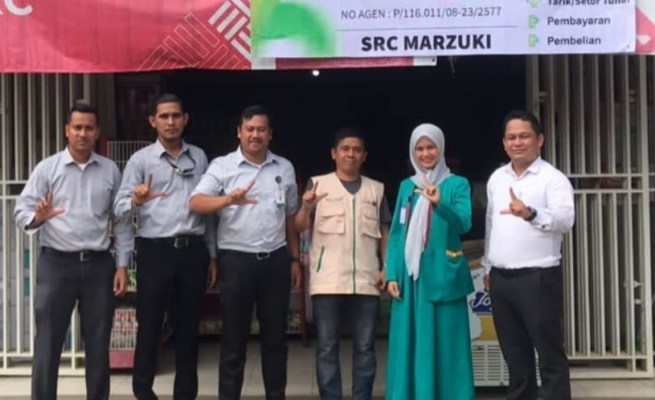 Agen ActionLink Bank Aceh Syariah Marzuki saat menerima kunjungan petugas Bank Aceh, di Jalan Bakoy - Gani, Desa Bakoy, Kecamatan Ingin Jaya, Aceh Besar. Marzuki merupakan salah satu agen yang telah menerima benefit menjadi agen laku pandai Bank Aceh, ActionLink