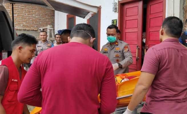 Personel polisi Polsek Ulee Kareng saat melakukan evakuasi jenazah mahasiswi asal Simeulue meninggal yang diduga gantung diri di Gampong Ie Masen Banda Aceh. (Foto: Dok. Polsek Ulee Kareng)