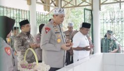 Kapolda Aceh Irjen Pol Ahmad Haydar didampingi Pj Bupati Aceh Besar Muhammad Iswanto dan Kapolres Aceh Besar ziarah di Makam Pahlawan Nasional Teuku Panglima Polem, di Gampong Lamsie Kecamatan Kuta Cot Glie, Aceh Besar, Kamis (21/9)