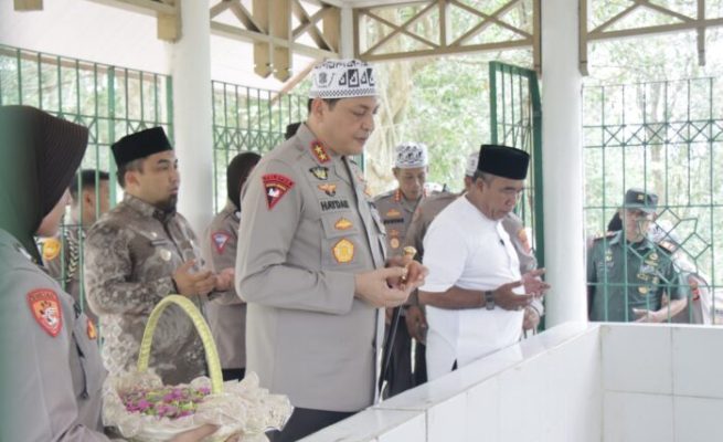 Kapolda Aceh Irjen Pol Ahmad Haydar didampingi Pj Bupati Aceh Besar Muhammad Iswanto dan Kapolres Aceh Besar ziarah di Makam Pahlawan Nasional Teuku Panglima Polem, di Gampong Lamsie Kecamatan Kuta Cot Glie, Aceh Besar, Kamis (21/9)