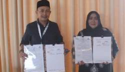 Plt. Direktur RSUD Aceh Besar Anita SKM MKes dan Plt Direktur RSUD Meuraxa dr Riza Mulyadi SpAN FIPM menandatangani Perjanjian Kerja Sama layanan rujukan di RSUD Meuraxa Banda Aceh, Jumat (22/9)