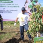 Pj Bupati Aceh Besar Muhammad Iswanto menanam pohon di Pondok Pesantren Modern Tgk. Chiek Oemar Diyan Indrapuri, Sabtu (23/9)