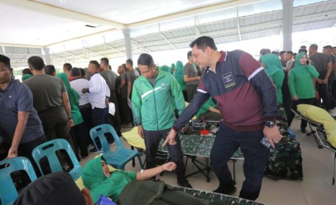 Pangdam IM Mayjen TNI Novi Helmy Prasetya didampingi Kapolda Aceh Irjen Pol Ahmad Haydar menghadiri bakti kesehatan yang digelar Kodam IM di Lapangan Blang Padang, Banda Aceh, Ahad (24/9)