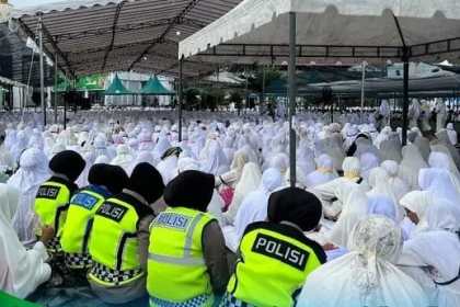 Ribuan jamaah umumnya kaum perempuan yang datang dari berbagai daerah di Aceh, menghadiri Haul ke-15 Forum Majelis Taklim Sirul Mubtadin Aceh di halaman Gedung PCC Kabupaten Pidie, Ahad (24/9