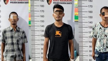 Tiga pria di Kota Lhokseumawe diringkus polisi saat sedang asik isap sabu – sabu di sebuah rumah di Gampong Hagu Teungoh, Kecamatan Banda Sakti, Kota Lhokseumawe
