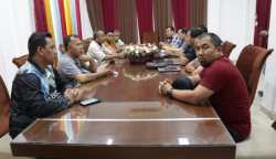 Pj Bupati Aceh Besar Muhammad Iswanto mendengarkan laporan hasil penelusuran terkait perizinan galian C dan tambang dalam Rapat Gabungan OPD yang dipimpin Asisten II M Ali di Gedung Dekranasda Aceh Besar, Sabtu (23/9)