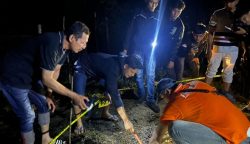 Personel Polres Pidie Jaya melakukan pemasangan garis Polisi di lokasi penemuan bom mortir di kebun warga