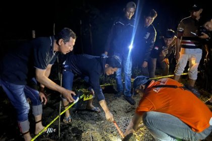 Personel Polres Pidie Jaya melakukan pemasangan garis Polisi di lokasi penemuan bom mortir di kebun warga