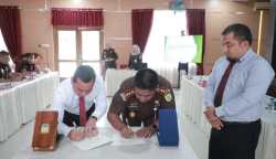 Pj Bupati Aceh Besar Muhammad Iswanto menyaksikan penandatanganan perjanjian kerja sama antara Kepala Inspektorat Aceh Besar dengan Kajari Aceh Besar di aula Kejari, Kota Jantho, Selasa (26/9)