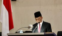 Pj Gubernur Aceh Achmad Marzuki menyampaikan nota keuangan dan Rancangan Perubahan APBA 2023 pada rapat paripurna di Gedung Utama DPRA, Jum'at sore (29/9)