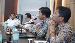 Pj Bupati Aceh Besar Muhammad Iswanto bersama tim dari Balai Wilayah Sungai Sumatera I, Dinas Energi dan Sumber Daya Mineral Aceh serta Dinas Penanaman Modal dan Pelayanan Terpadu Satu Pintu Aceh