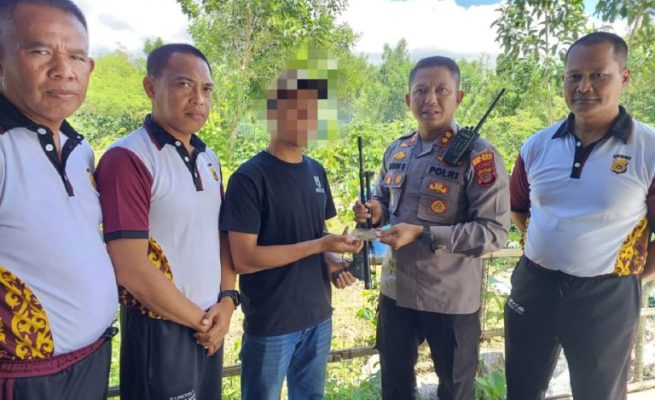 Kapolres Bener Meriah AKBP Nanang Indra Bakti menerima 1 pucuk senjata api rakitan laras panjang beserta tiga butir amunisi, yang diserahkan oleh warga