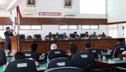 Pj Bupati Aceh Besar Muhammad Iswanto menghadiri penutupan Rapat Paripurna pengesahan APBK Perubahan Aceh Besar 2023 di Gedung DPRK Aceh Besar, Jum’at sore (29/9)