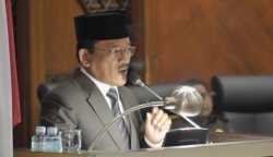 Plt Asisten II Setda Aceh Mawardi memberikan penjelasan terkait anggaran PON 2024 pada Rapat Paripurna di Gedung Utama DPRA, Sabtu (30/9)