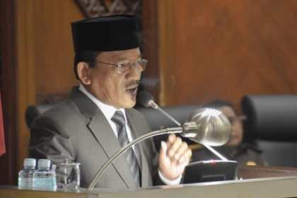 Plt Asisten II Setda Aceh Mawardi memberikan penjelasan terkait anggaran PON 2024 pada Rapat Paripurna di Gedung Utama DPRA, Sabtu (30/9)