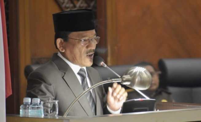Plt Asisten II Setda Aceh Mawardi memberikan penjelasan terkait anggaran PON 2024 pada Rapat Paripurna di Gedung Utama DPRA, Sabtu (30/9)