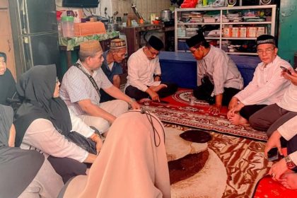 Anggota DPD RI asal Aceh H Sudirman saat mengunjungi rumah duka Almarhum Abdullah Syarwan di Jawa Barat, Sabtu (30/9)