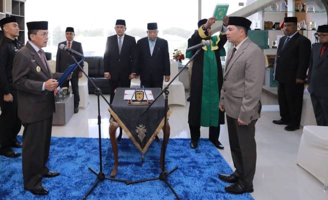 Pj Wali Kota Banda Aceh Amiruddin melantik Wahyudi sebagai Pj Sekda Kota Banda Aceh, di aula Balai Kota setempat, Senin (2/10)