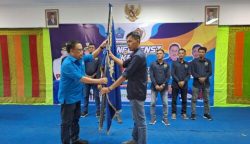 Ketua PWI Aceh Nasir Nurdin menyerahkan pataka PWI kepada Ketua PWI Pidie Jaya Ikhsan pada penutupan Konferensi I PWI Pidie Jaya, Rabu, 4 Oktober 2023. (Dok. PWI Aceh)