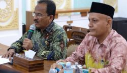 Plt Asisten II Setda Aceh Mawardi didampingi Kepala Sekretariat BRA Dr Syukri M Yusuf meluncurkan aplikasi Sistem Informasi BRA (SIBRA) online di Ruang Potensi Daerah Setda Aceh, Kamis (5/10)