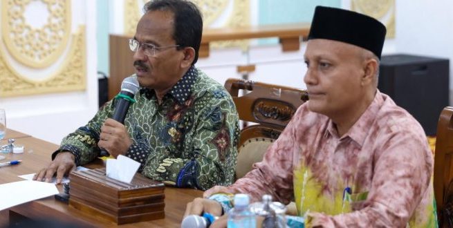 Plt Asisten II Setda Aceh Mawardi didampingi Kepala Sekretariat BRA Dr Syukri M Yusuf meluncurkan aplikasi Sistem Informasi BRA (SIBRA) online di Ruang Potensi Daerah Setda Aceh, Kamis (5/10)