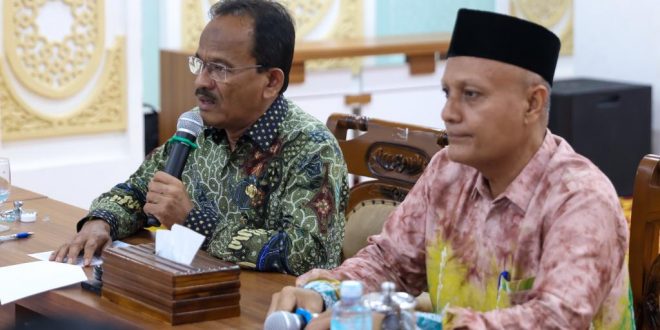 Plt Asisten II Setda Aceh Mawardi didampingi Kepala Sekretariat BRA Dr Syukri M Yusuf meluncurkan aplikasi Sistem Informasi BRA (SIBRA) online di Ruang Potensi Daerah Setda Aceh, Kamis (5/10) | INFOACEH.net Plt Asisten II Setda Aceh Mawardi didampingi Kepala Sekretariat BRA Dr Syukri M Yusuf meluncurkan aplikasi Sistem Informasi BRA (SIBRA) online di Ruang Potensi Daerah Setda Aceh, Kamis (5/10)