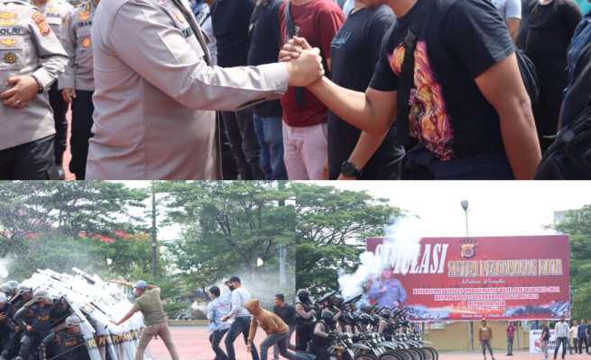 Kapolda Aceh Irjen Pol Achmad Kartiko saat menghadiri simulasi Sistem Pengamanan Kota (Sispamkota) Latihan Pra Operasi (Latpraops) Mantap Brata Seulawah di lapangan Mapolda Aceh, Sabtu (7/10)