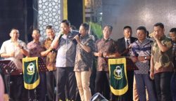 Kapolda Aceh Irjen Pol Achmad Kartiko dan Pangdam IM Mayjen TNI Novi Helmy Prasetya nyanyi bersama saat syukuran HUT ke-78 TNI, di Lapangan Sanggamara Makodam IM, Sabtu malam (7/10)