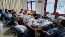 Wakil Ketua Bidang Kesra PWI Aceh Muhammad Saman memimpin rapat pemilihan Pengurus dan Badan Pengawas Koperasi Tinta Emas Aceh di Ruang Rapat Kantor PWI Aceh di Banda Aceh, Selasa sore (10/10). (Foto. Dok. PWI Aceh)
