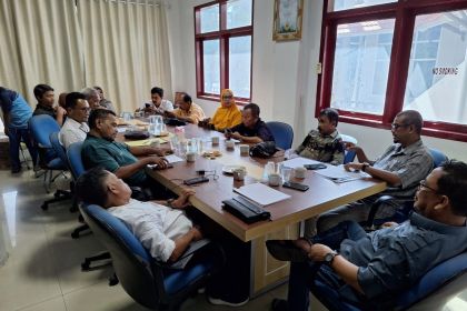 Wakil Ketua Bidang Kesra PWI Aceh Muhammad Saman memimpin rapat pemilihan Pengurus dan Badan Pengawas Koperasi Tinta Emas Aceh di Ruang Rapat Kantor PWI Aceh di Banda Aceh, Selasa sore (10/10). (Foto. Dok. PWI Aceh)