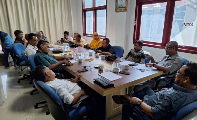 Wakil Ketua Bidang Kesra PWI Aceh Muhammad Saman memimpin rapat pemilihan Pengurus dan Badan Pengawas Koperasi Tinta Emas Aceh di Ruang Rapat Kantor PWI Aceh di Banda Aceh, Selasa sore (10/10). (Foto. Dok. PWI Aceh)