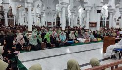 Ribuan jamaah yakni para ibu-ibu dan muslimah dari berbagai komunitas, majelis taklim dan milenial menghadiri kajian muslimah yang digagas DPP Iskada Aceh bersama Baituzzahra pada Rabu malam (11/10) di Masjid Raya Baiturrahman Banda Aceh