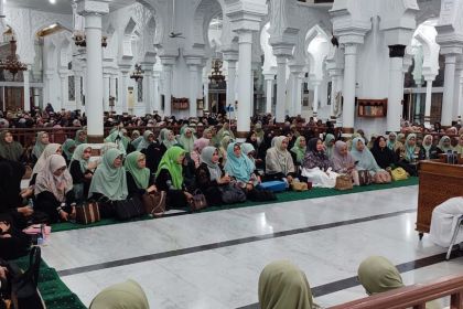 Ribuan jamaah yakni para ibu-ibu dan muslimah dari berbagai komunitas, majelis taklim dan milenial menghadiri kajian muslimah yang digagas DPP Iskada Aceh bersama Baituzzahra pada Rabu malam (11/10) di Masjid Raya Baiturrahman Banda Aceh