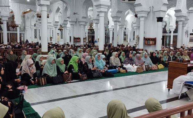 Ribuan jamaah yakni para ibu-ibu dan muslimah dari berbagai komunitas, majelis taklim dan milenial menghadiri kajian muslimah yang digagas DPP Iskada Aceh bersama Baituzzahra pada Rabu malam (11/10) di Masjid Raya Baiturrahman Banda Aceh