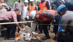 Dalam rangka memperingati 30 tahun mengabdi untuk negeri, AKABRI lulusan tahun 1990 yang bertugas di Aceh menggelar kegiatan bakti sosial di Desa Lamthen Kecamatan Darul Imarah, Aceh Besar, Kamis (12/10)