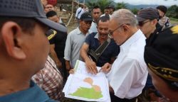 Wali Nanggroe Aceh Malik Mahmud Al Haythar saat meninjau lokasi lahan yang diperuntukkan bagi para mantan kombatan GAM di Aceh Tamiang, Ahad, 15 Oktober 2023