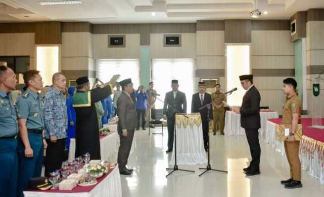 Pj Wali Kota Sabang Reza Fahlevi resmi melantik dan mengambil sumpah Andri Nourman sebagai Sekda Kota Sabang, di aula Lantai IV Kantor Wali Kota Sabang, Senin (16/10)